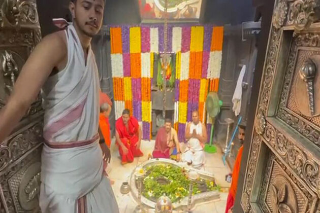 Maharashtra: Devotees take holy dip in Nashik Gange as Mahashivratri rush hits Prayagraj