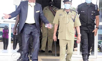 Minisita Jeje Odongo (ku kkono) omuduumuzi wa poliisi Okoth Ochola oluvannyuma lw’okwogera eri abaamawulire ku kitebe kya poliisi e Naggulu eggulo. Minisita Jeje Odongo (ku kkono) omuduumuzi wa poliisi Okoth Ochola oluvannyuma lw’okwogera eri abaamawulire ku kitebe kya poliisi e Naggulu eggulo.