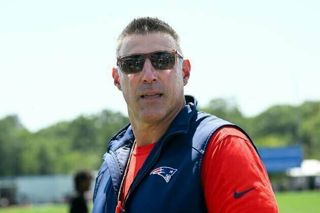 Patriots' Mike Vrabel jumps into scrum vs. Commanders