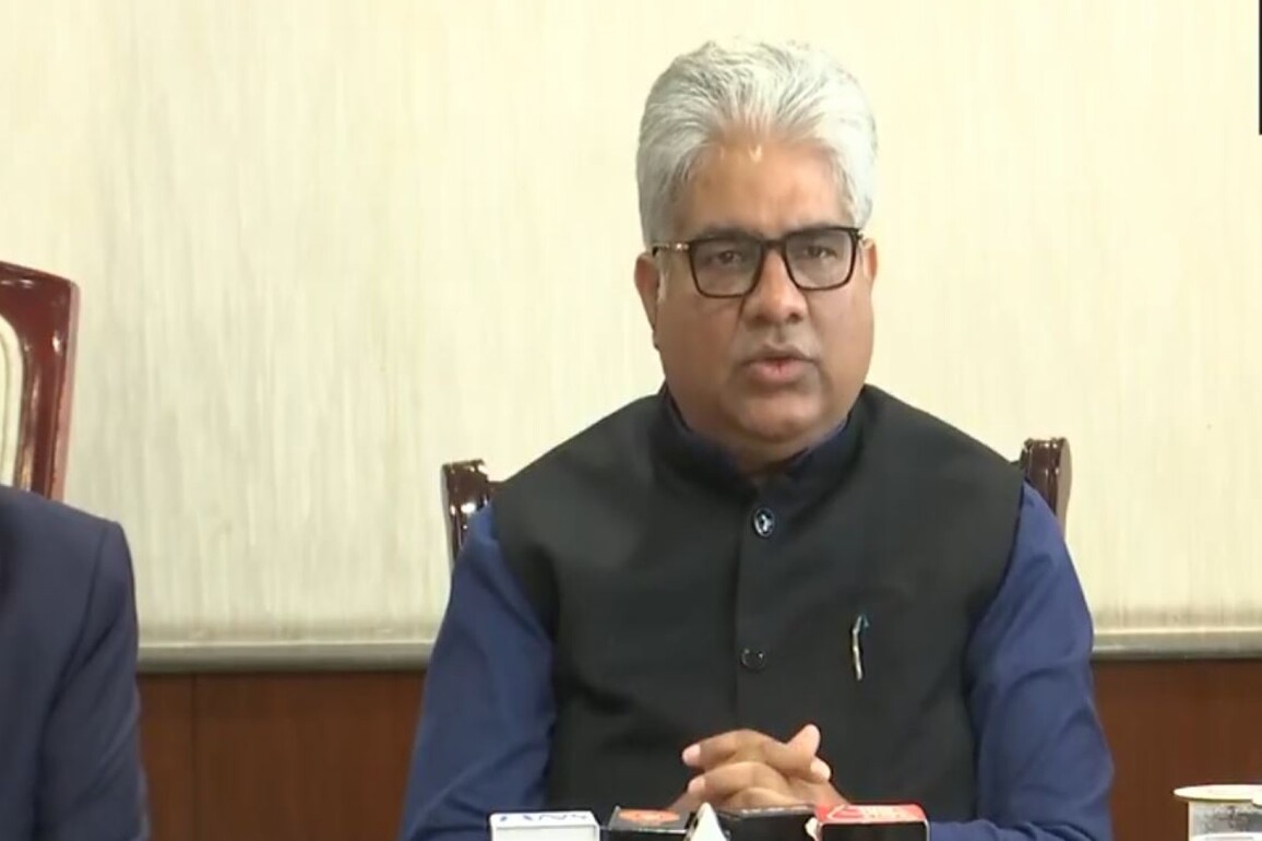 Delhi govt asked to prepare plan for next year on air pollution: Bhupender Yadav says biggest reason for dust is potholes