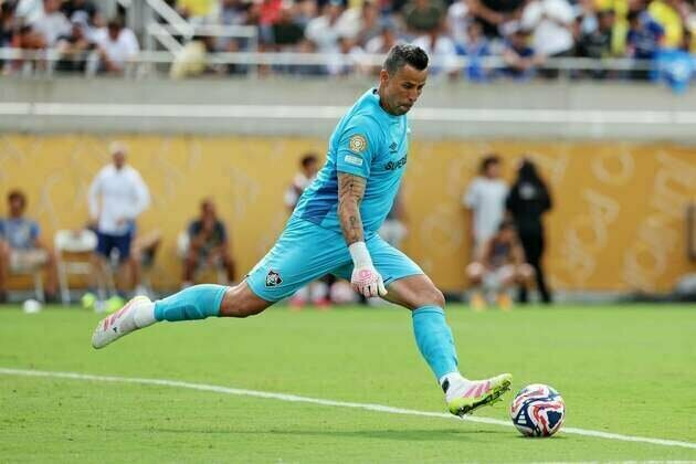 Fluminense stand between Chelsea and another major final