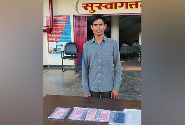 Chhattisgarh: Naxal associate arrested while trying to deposit Rs 6.2 lakh cash in Rs 2000 notes