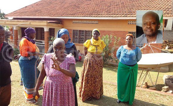 Nnamwandu Kizito (mu maaso) ng’annyonnyola engeri bba (mu katono ku ddyo) gye yafuddemu. Nnamwandu Kizito (mu maaso) ng’annyonnyola engeri bba (mu katono ku ddyo) gye yafuddemu.