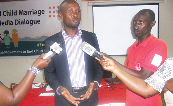 Ntenga ng'ayogera n'abaamawulire Ntenga ng'ayogera n'abaamawulire