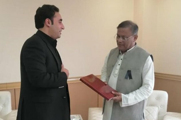 Pak Foreign Minister meets Bangladeshi Information Minister at Chittagong airport