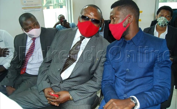 Kibalama ne Kyagulanyi nga bagasimbaganye mu kkooti Kibalama ne Kyagulanyi nga bagasimbaganye mu kkooti