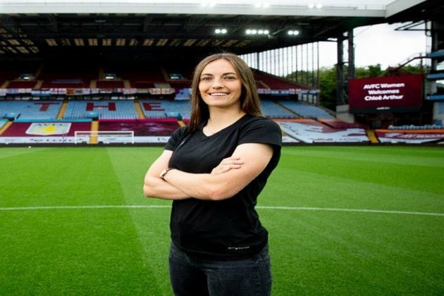 Aston Villa women sign Chloe Arthur