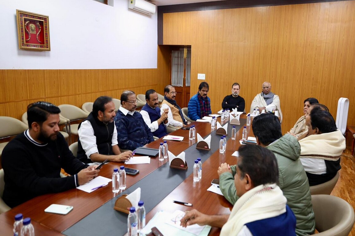Delhi: Kharge, Rahul hold meeting with Bihar Congress leaders
