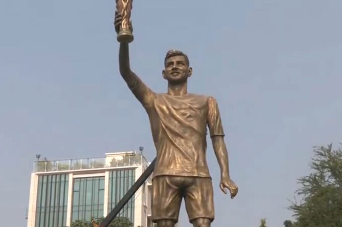 Lionel Messi virtually unveils his 70-foot statue at Lake Town in Kolkata
