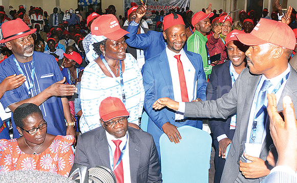 Muntu (ku ddyo) ng’abuuza ku bannakibiina mu kulonda kwa pulezidenti bw’ekibiina. Amuriat (atudde wansi) yawangula. Muntu (ku ddyo) ng’abuuza ku bannakibiina mu kulonda kwa pulezidenti bw’ekibiina. Amuriat (atudde wansi) yawangula.