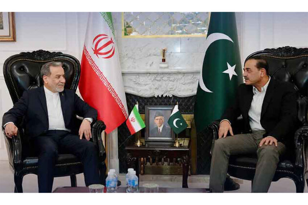 Islamabad: Iranian FM Araghchi meets Army Chief Munir amidst stalled US peace talks