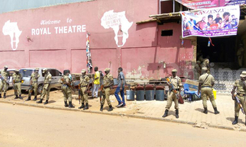 Abaserikale abayiiriddwa ku Royal Theartre nga basengula Kato Lubwama. EBIFAANANYI BYA JOSEPH MAKUMBI Abaserikale abayiiriddwa ku Royal Theartre nga basengula Kato Lubwama. EBIFAANANYI BYA JOSEPH MAKUMBI