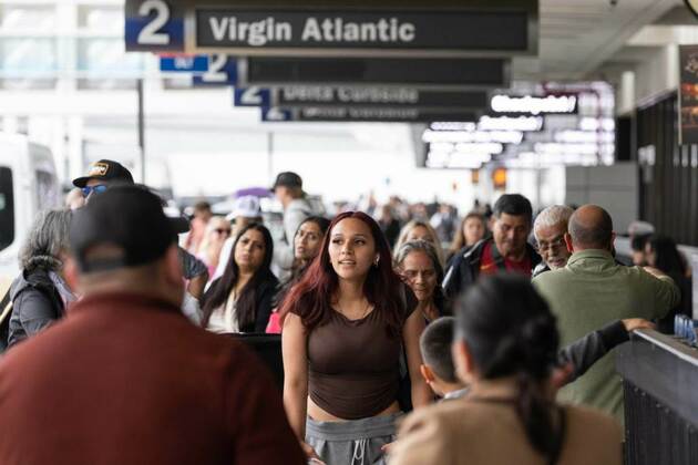 Trumps immigration crackdown blocks tourists and profits