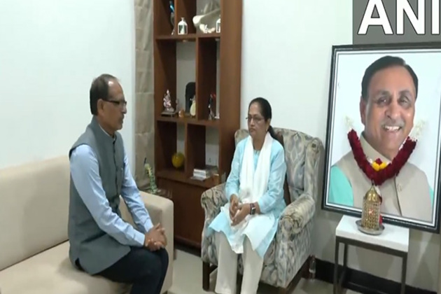 Shivraj Singh Chouhan meets Vijay Rupani's family members, pays tributes to late leader