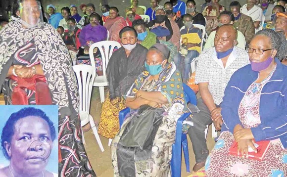 Omubaka Zziwa (ku kkono) ng’ayogera eri abakungubazi mu kusabira omwoyo gwa nnyina mu katono. Omubaka Zziwa (ku kkono) ng’ayogera eri abakungubazi mu kusabira omwoyo gwa nnyina mu katono.