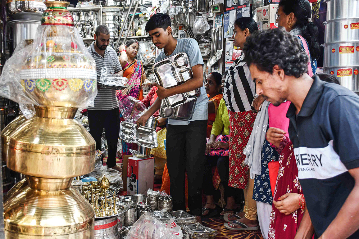 Festive season trade to cross Rs 5 lakh crore as offline sales surge, says CAIT