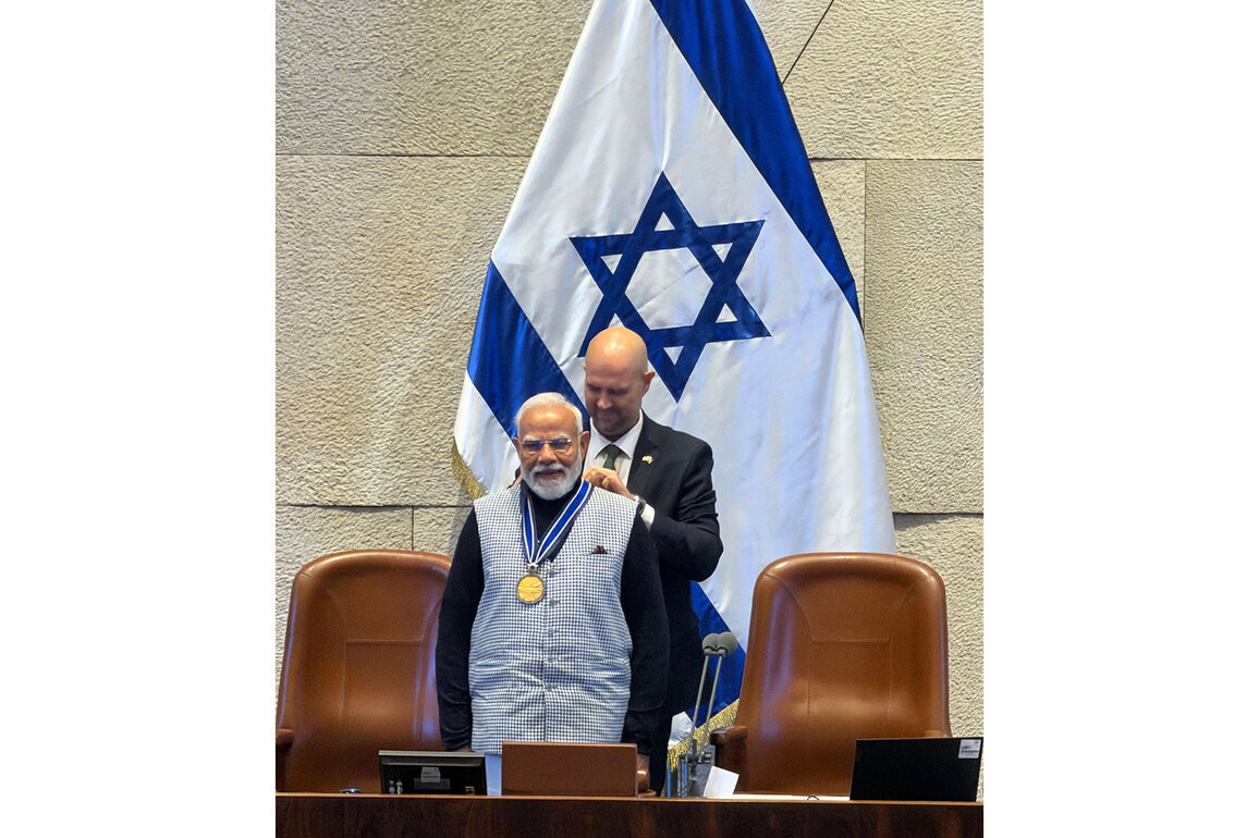"A moment of pride for India...": Nitin Gadkari extends greetings to PM Modi for receiving 'Speaker of the Knesset Medal'