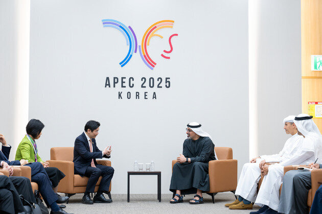 Crown Prince of Abu Dhabi meets Prime Minister of Singapore