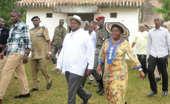 POLIISI esabye abazadde okutwala abaana baabwe ku masomero okumalawo obuzibu bwonna okubatuukako nga olusoma lwa ttaamu ey’okubiri lugguddewo. POLIISI esabye abazadde okutwala abaana baabwe ku masomero okumalawo obuzibu bwonna okubatuukako nga olusoma lwa ttaamu ey’okubiri lugguddewo.
