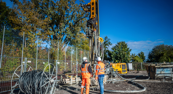 Using two powerful Klemm KR 805 rigs, two drilling teams executed roughly 5700 drilled metres for a geothermal project at a German high school