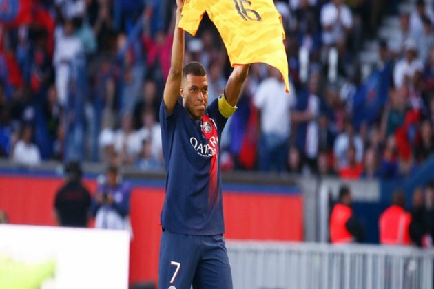 Paris Saint Germain pays special tribute to inured Sergio Rico