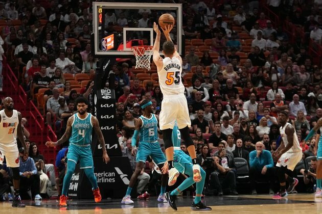 Heat power past Hornets, 132-115