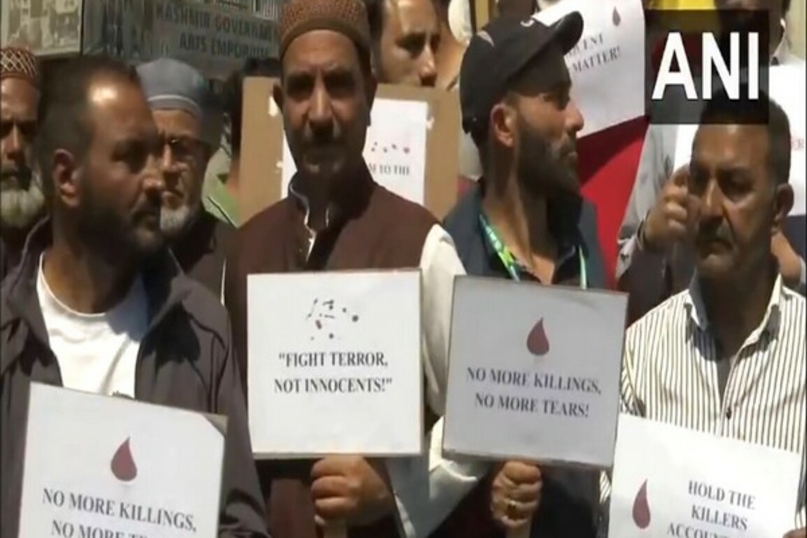 J-K: Traders, NGOs, students hold protest in Srinagar against Pahalgam terror attack