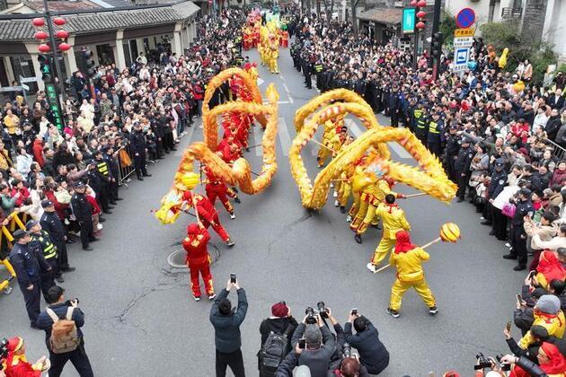 Meet Miguel Manacero, the Brazilian who brings China's dancing dragon to life
