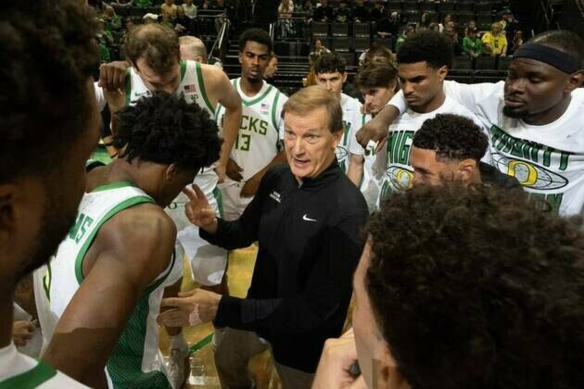Oregon edges Hawaii in opener on late layup
