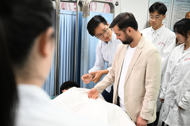 "Laowai" in China | Tajik student feels charm of TCM