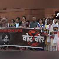 INDIA Bloc intensifies protest against "vote theft" allegations, SIR outside parliament building