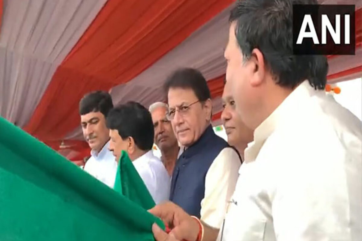 BJP MP Arun Govil, UP Minister Kapil Dev Agarwal welcome halt of Vande Bharat express at Hapur