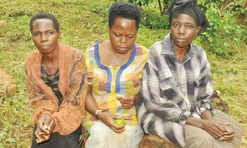 Abooluganda lw’omugenzi nga batudde we baamuziise.. Abooluganda lw’omugenzi nga batudde we baamuziise..