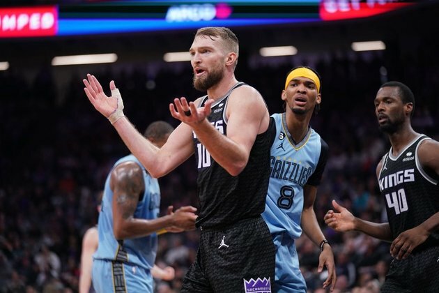 Kings kick off long road trip with two at Minnesota