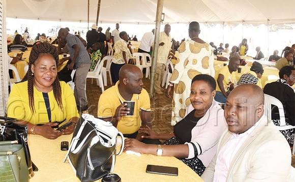 Abamu ku ba NRM abaabadde e Kololo. Abamu ku ba NRM abaabadde e Kololo.