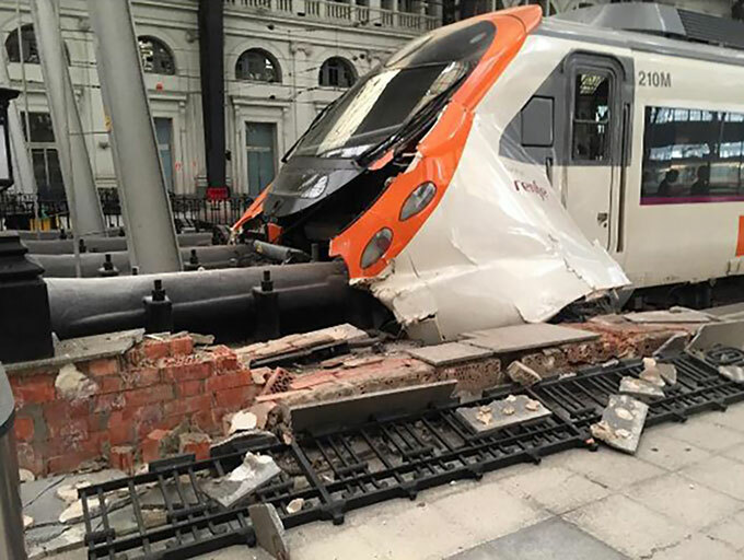   picture taken on uly 28 2017 and obtained from the nstagram account ngatodecheshire shows a commuter train which slammed into the end of the platform during the morning rush hour at rancia station in the panish city of arcelona  hoto 
