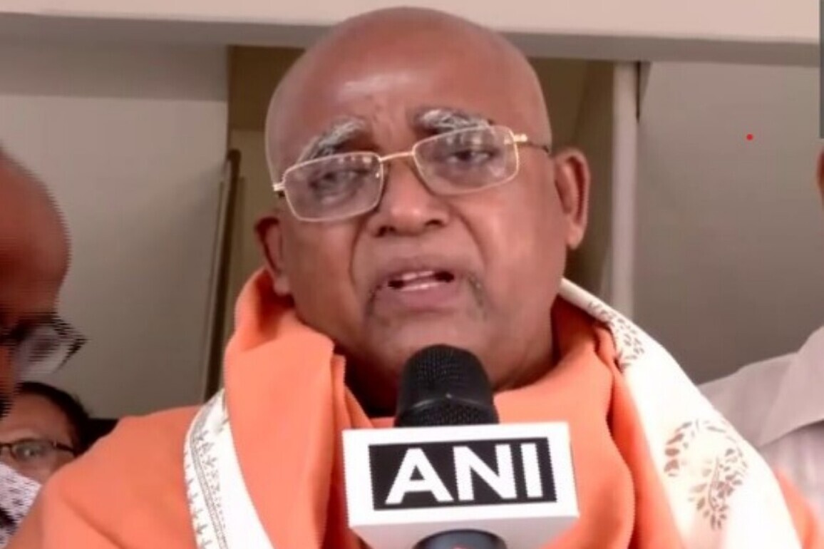 Sivagiri Mutt submits memorandum to Rahul Gandhi on backward community marginalisation in Kerala