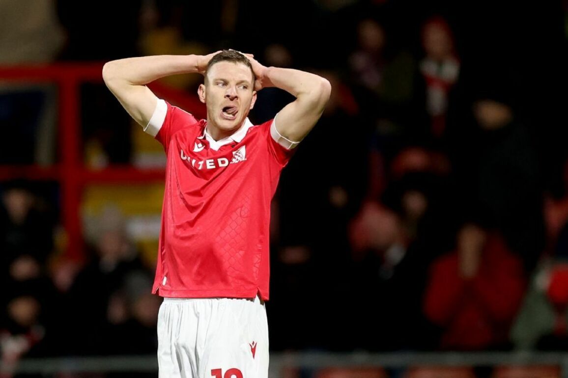 Wrexham's Parkinson- Paul Mullin, Ollie Palmer to remain at club - ESPN
