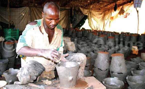 Nize ng’abumba ssigiri mu kirombe w’akolera. Nize ng’abumba ssigiri mu kirombe w’akolera.