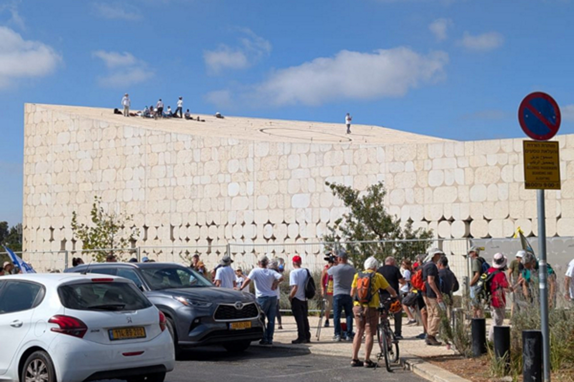 Jerusalem protesters set fires, occupy buildings near Israeli parliament