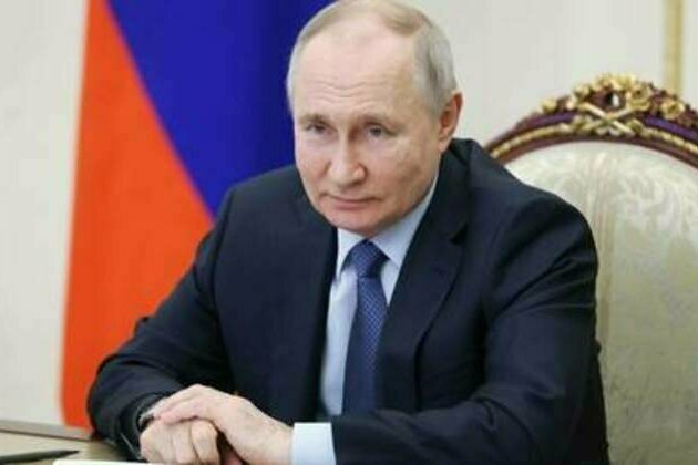 Putin holds meeting with top generals