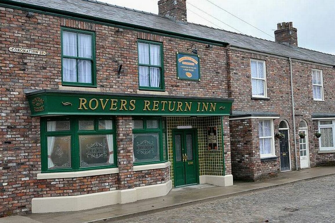Coronation Street Rovers Return's new barmaid makes debut as fans deliver their verdict