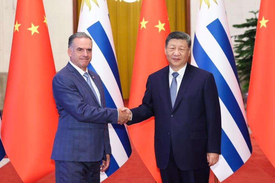Xi's Album | Xi holds talks with Uruguayan president