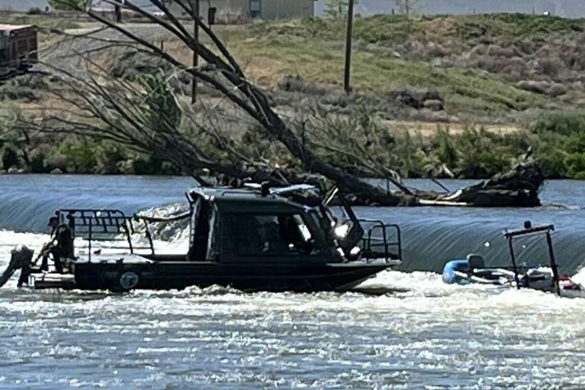 Wash. sheriff's office rescues firefighters after their boat sinks