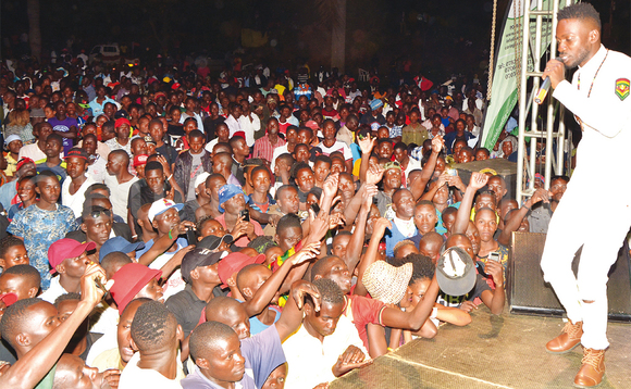 Bobi Wine ng’akuba emiziki e Busaabala. Bobi Wine ng’akuba emiziki e Busaabala.
