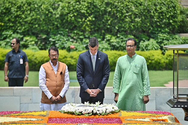Paraguay President Palacios pays tribute to Mahatma Gandhi at Rajghat
