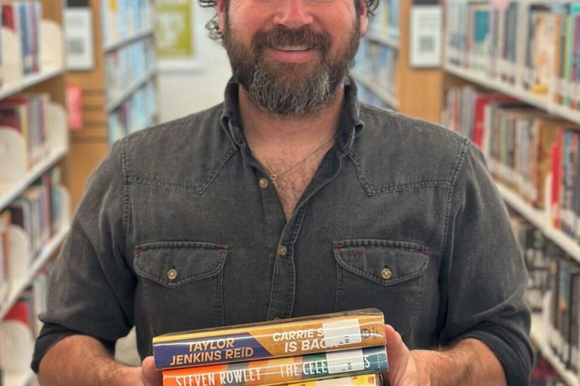 Louisiana photographer reviews books he reads with ASL
