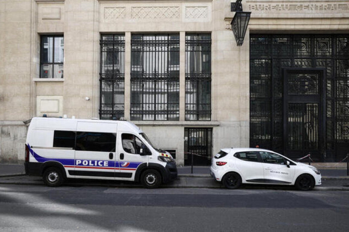 France foils Paris bomb plot outside US bank, opens anti-terror probe