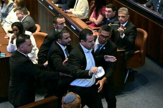 Israeli opposition politicians interrupt Trumps Knesset speech 