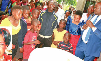 Minisita Kasolo n’abamu ku bamulekwa omugenzi Nabasumba (mu katono) b’abadde alabirira. Minisita Kasolo n’abamu ku bamulekwa omugenzi Nabasumba (mu katono) b’abadde alabirira.